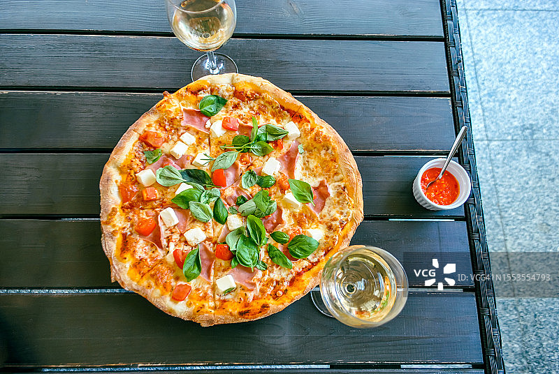 餐桌上披萨的高角度视角图片素材