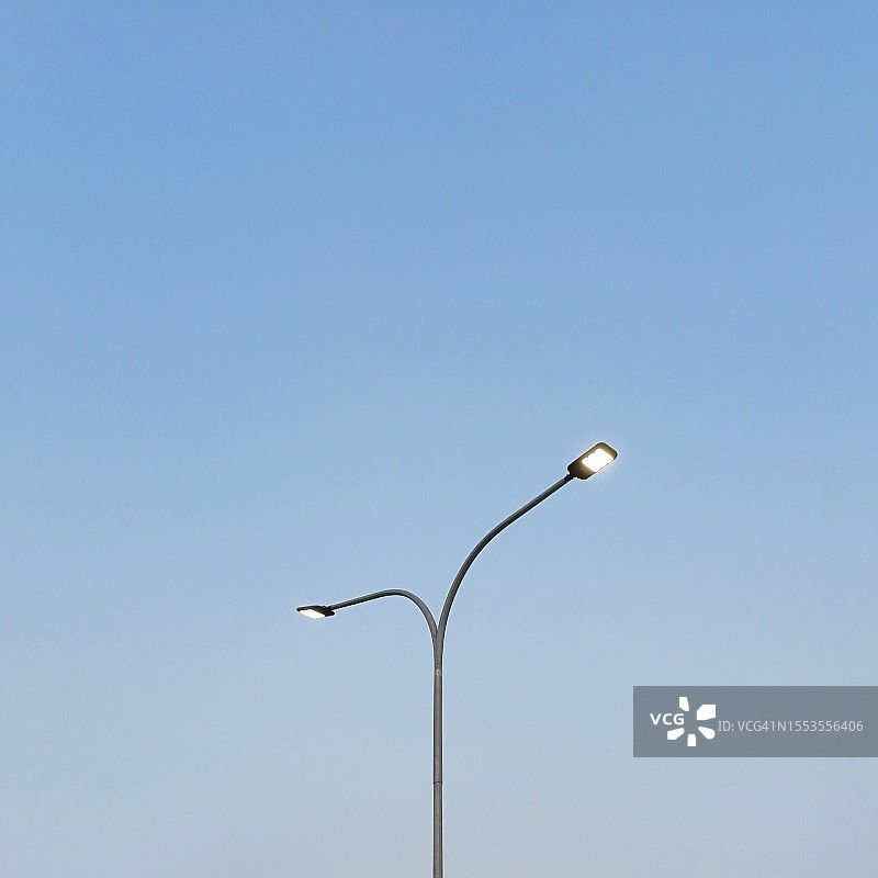 晴朗蓝天下街灯的仰视角度图片素材