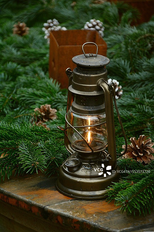 桌子上点亮的灯笼特写图片素材