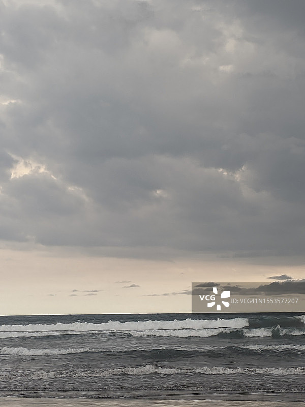 日落时海滩对着天空的风景图片素材