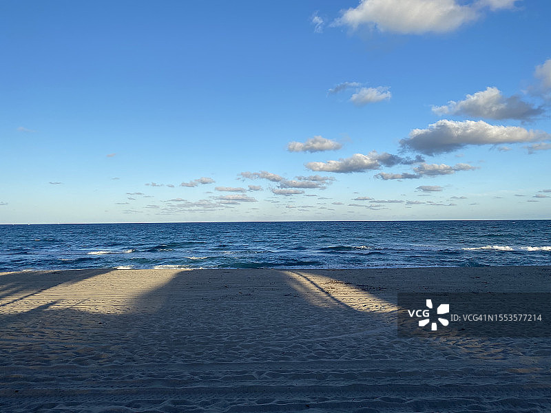 美国佛罗里达州迪尔菲尔德海滩蓝色天空下的海景风光图片素材