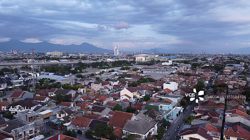 高角度的城市景观对着天空图片素材