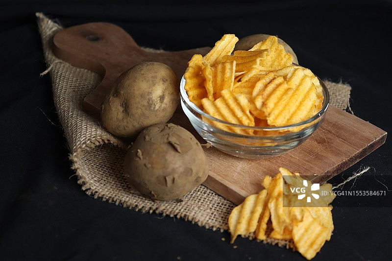 桌上的薯片高角度视图，美国德克萨斯州图片素材