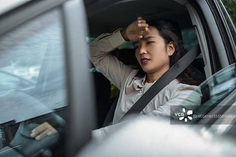 年轻亚洲女性的汽车困境图片素材