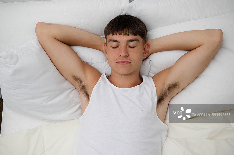 男子在床上睡觉，英国伦敦图片素材