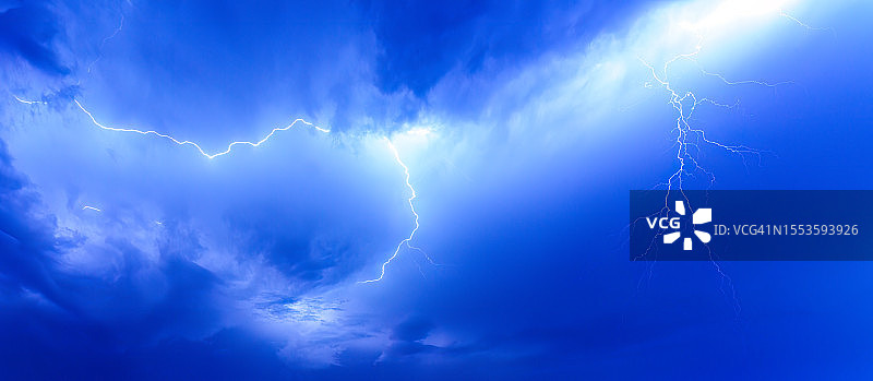 低角度拍摄的空中闪电图片素材