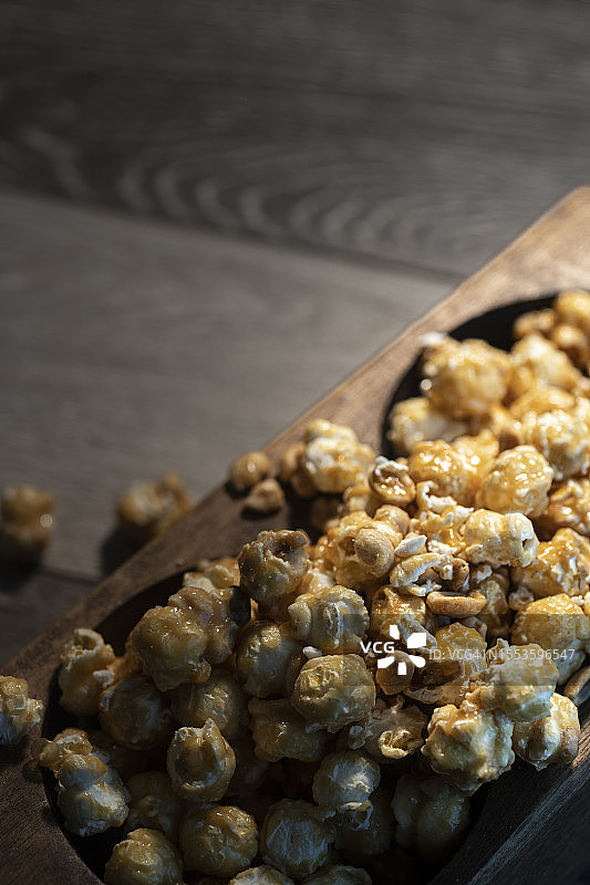 桌子上葡萄的高角度视图图片素材