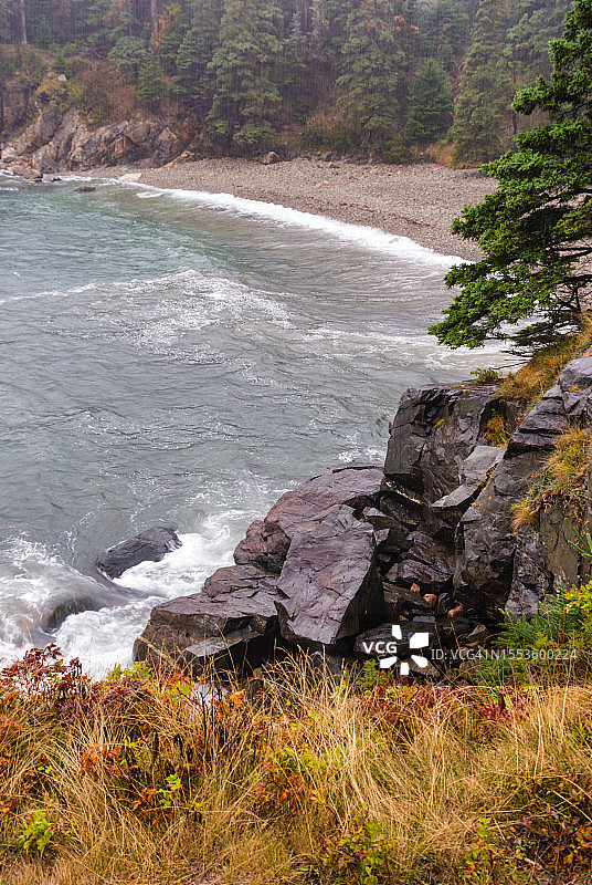 美国缅因州沙漠山岩石间河流的风景图片素材