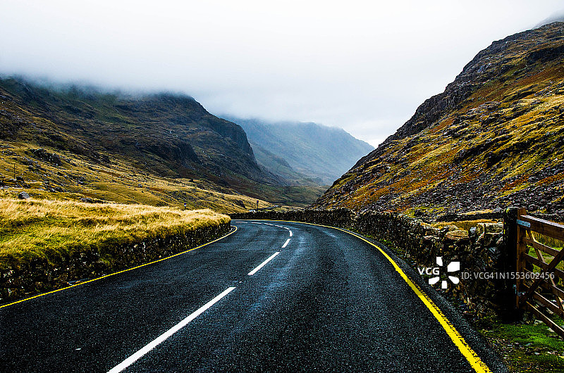 通往英国康威山脉的空旷道路图片素材