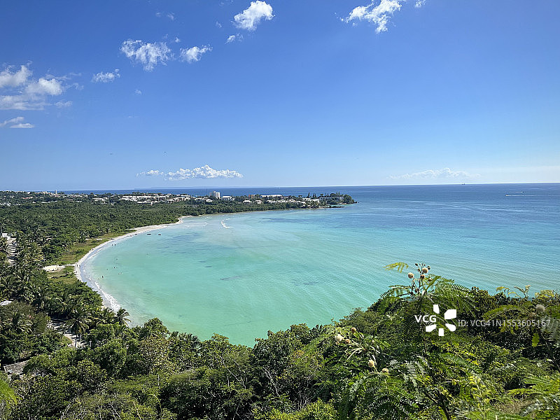 蓝天下瓜德罗普戈西耶的海景图片素材