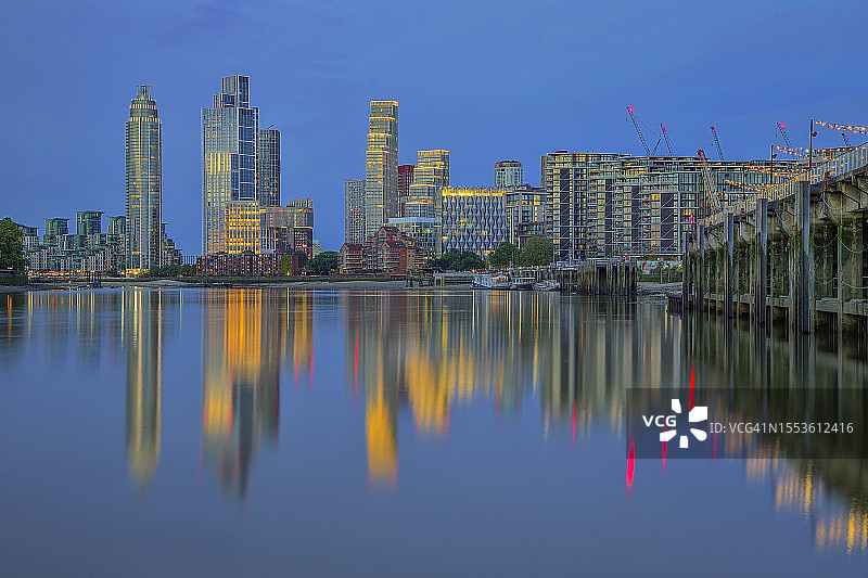 从伦敦巴特西发电站码头眺望九榆区天际线图片素材