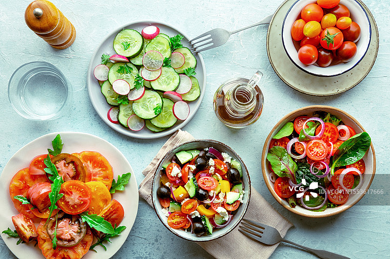 餐桌上食物的高角度视角图片素材