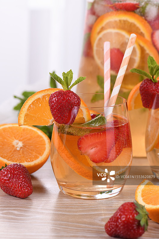 桌子上的饮料特写图片素材