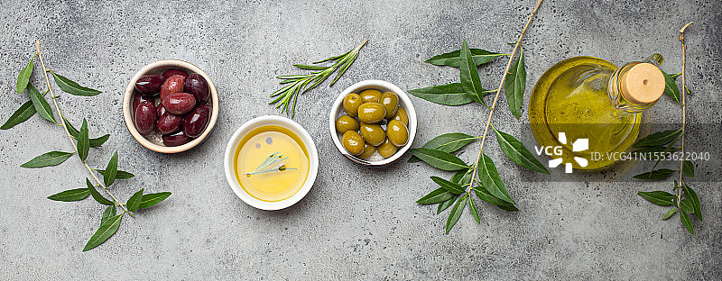 桌上放有香草的橄榄特写图片素材
