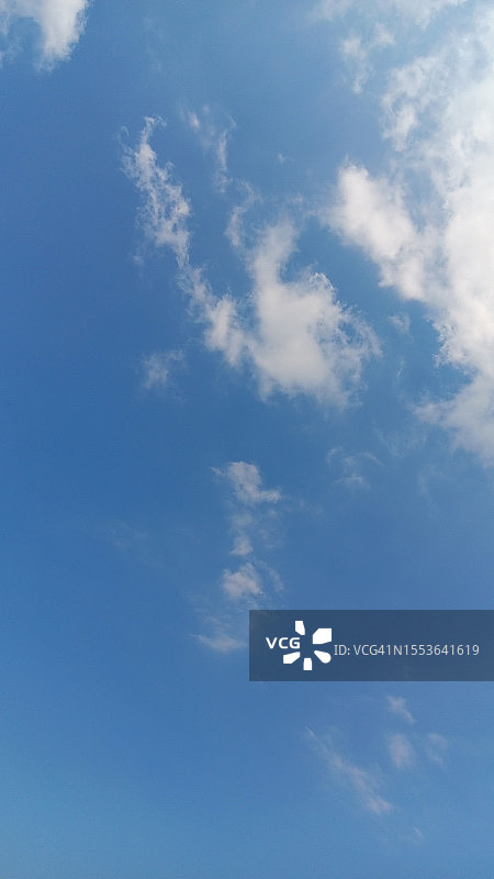 天空中云的低角度视图图片素材