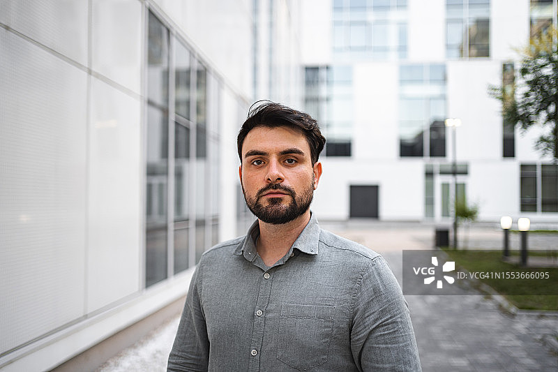 在办公室大楼前的白人商人肖像图片素材