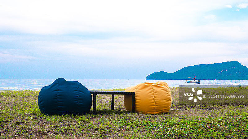 大海对着天空的美景图片素材