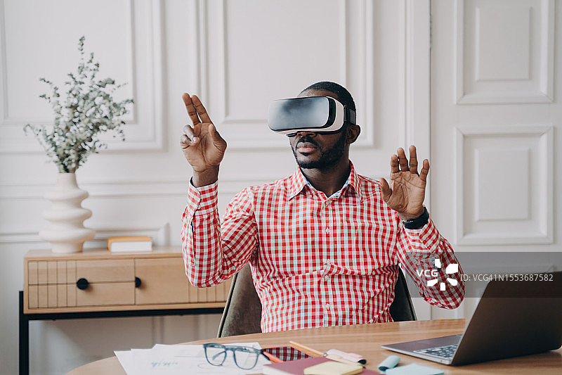 戴VR眼镜的年轻男人图片素材