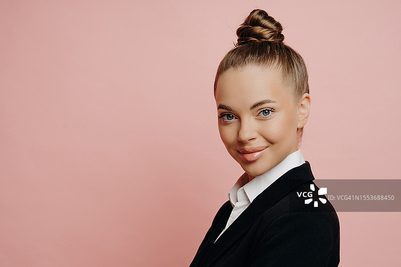 微笑的女商人肖像图片素材