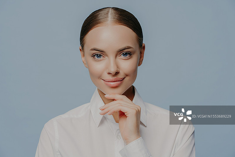 一位美丽的年轻女子的肖像图片素材