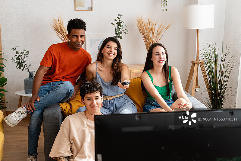 一群朋友在客厅安静地看电视图片素材