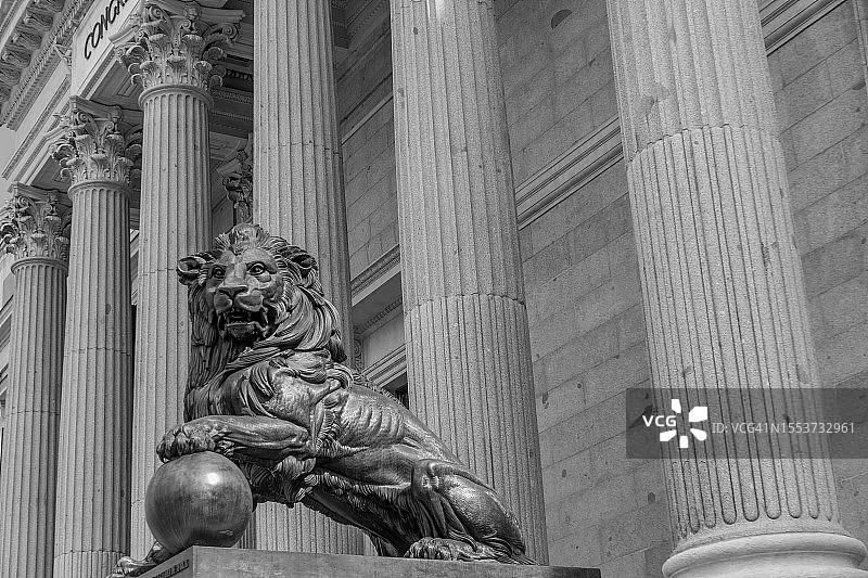西班牙众议院的青铜狮子雕塑图片素材