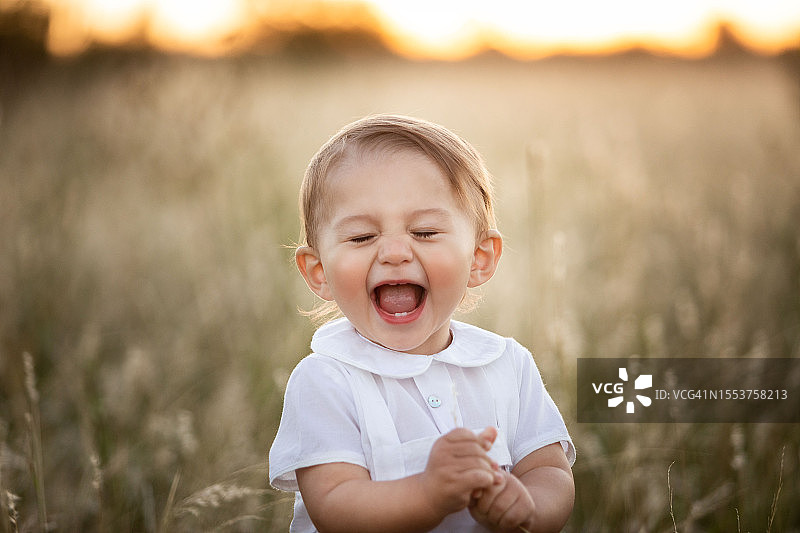 户外一岁男童肖像图片素材