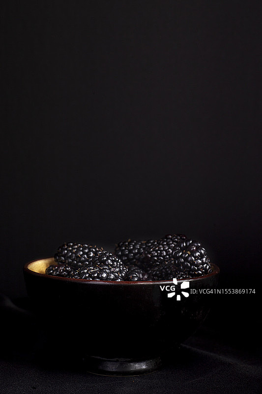 碗中黑胡椒特写，黑色背景图片素材