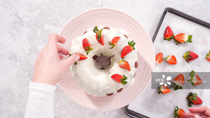 拿着盘子里甜甜圈的女人手部特写图片素材