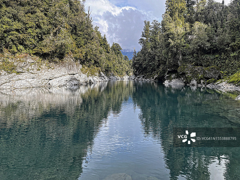 湖对天空的美景图片素材