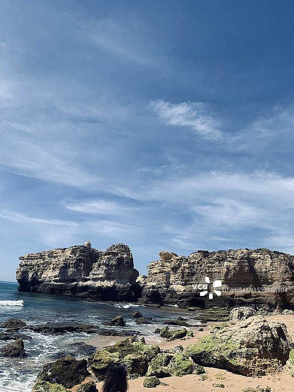 葡萄牙阿尔加维阿尔布费拉天空下海滩岩石美景图片素材
