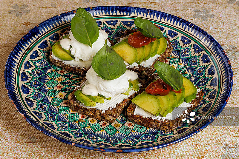 正上方是餐桌上盘子里食物的照片图片素材