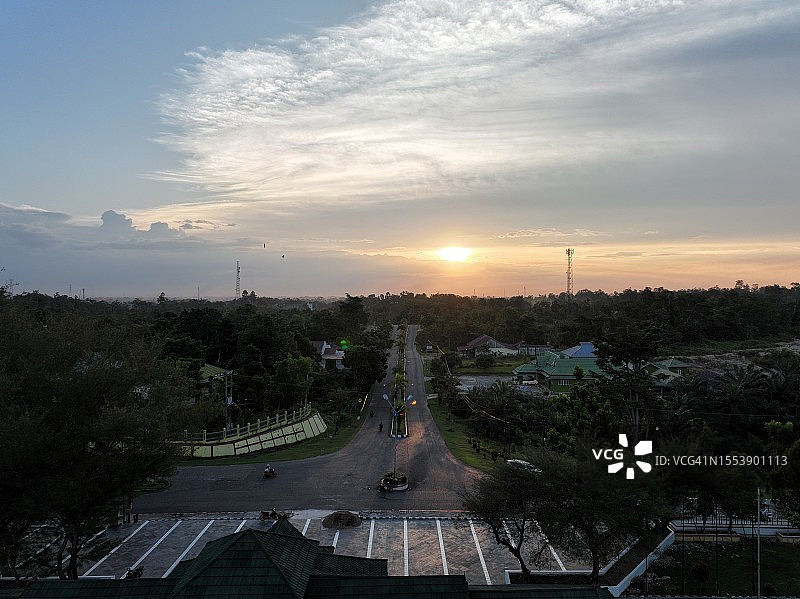 日落时分，树木间的道路高角度视图图片素材