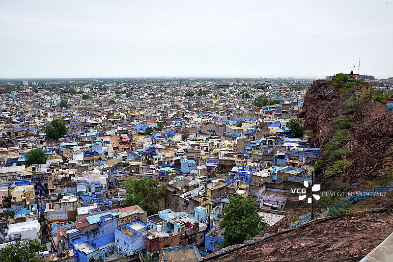 通往梅兰加尔堡的蓝色城市狭窄巷道的俯视图图片素材