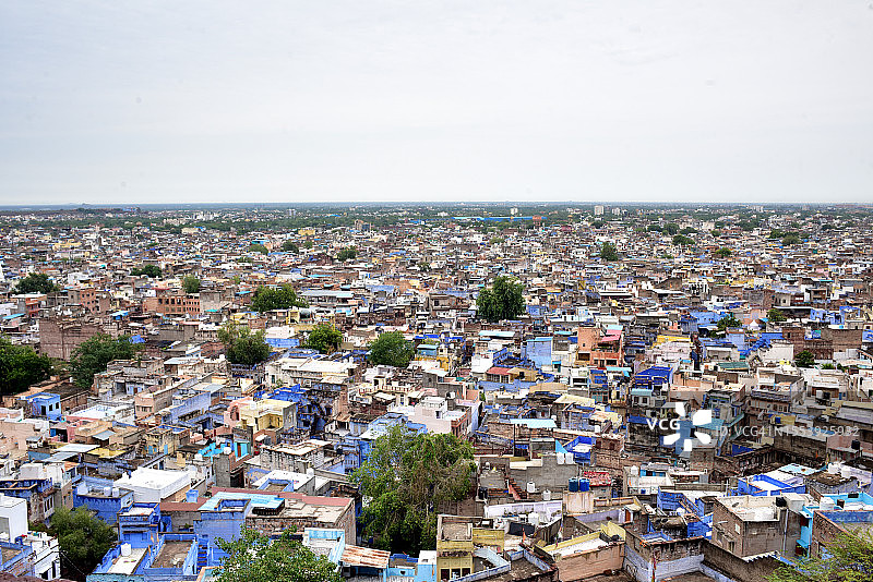 通往梅兰加尔堡的蓝色城市狭窄巷道的俯视图图片素材