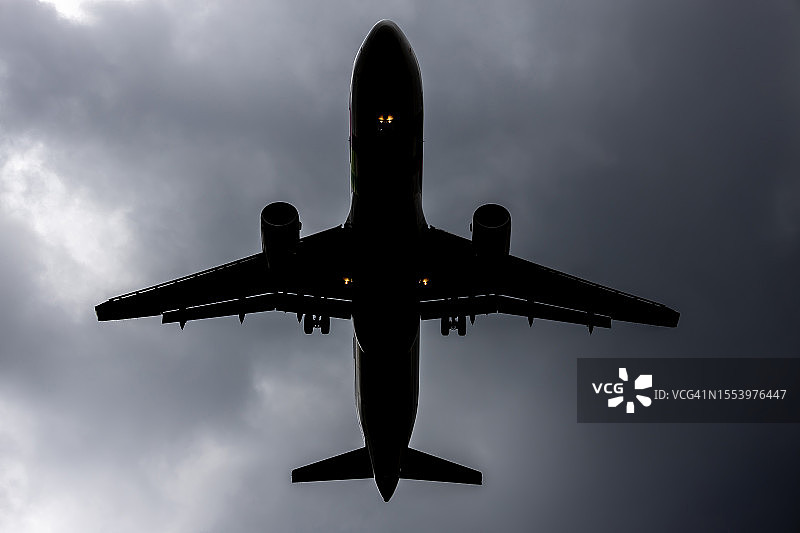 暴风云下的客机剪影图片素材