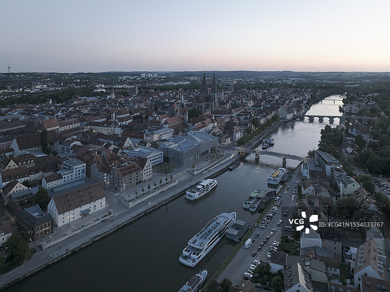 雷根斯堡老城与多瑙河的黄昏图片素材