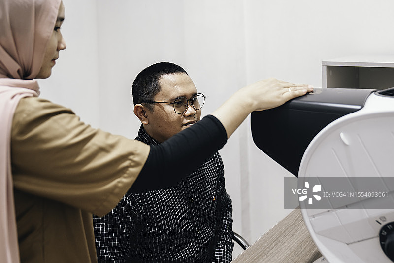 女眼科医生为中年男人检查视力图片素材