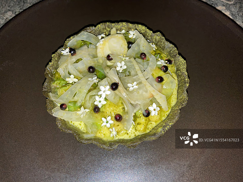 含马姆贝粉、茴香、牛油果和森林蜂蜜的馅饼图片素材