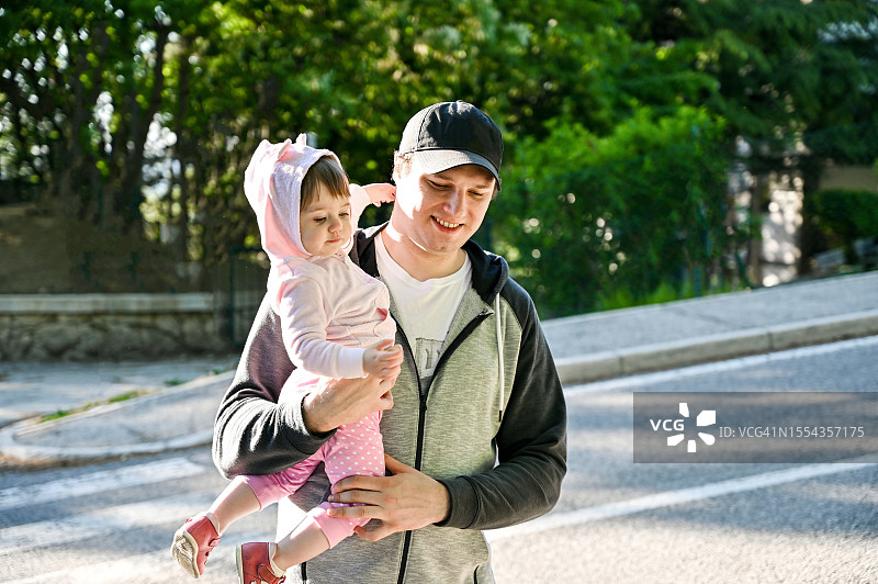 公园里手牵手的父女，户外父女的微笑图片素材