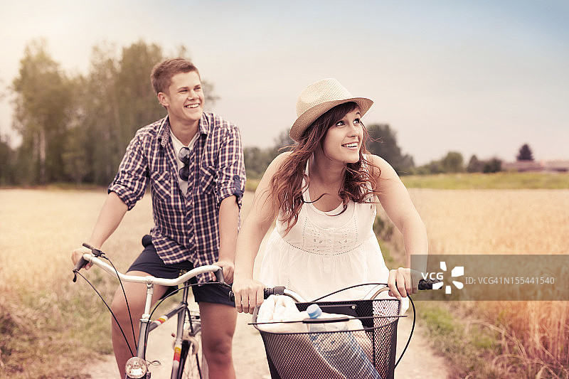 情侣骑自行车图片素材