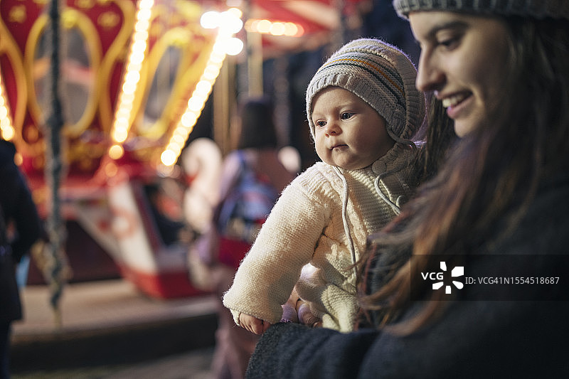 在圣诞市场上的男婴和妈妈图片素材