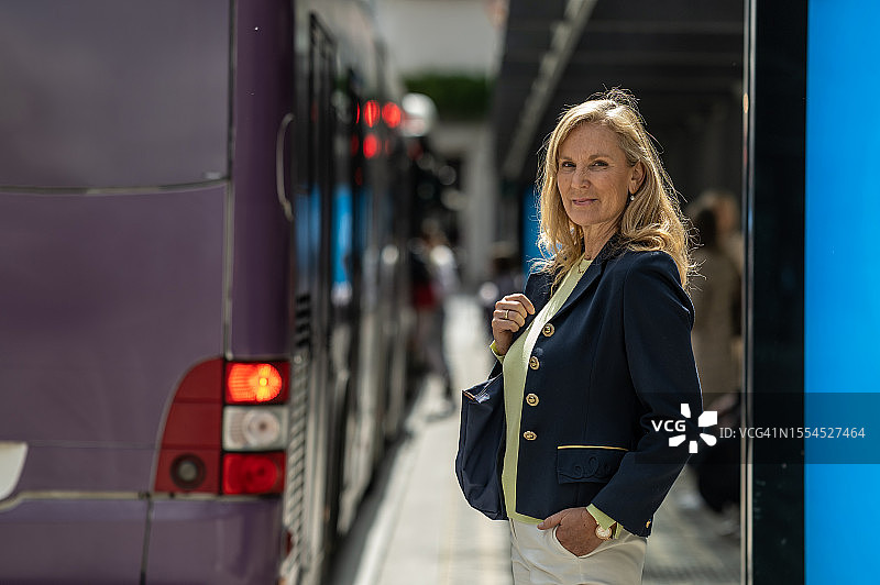 城市中的商务休闲装女人图片素材