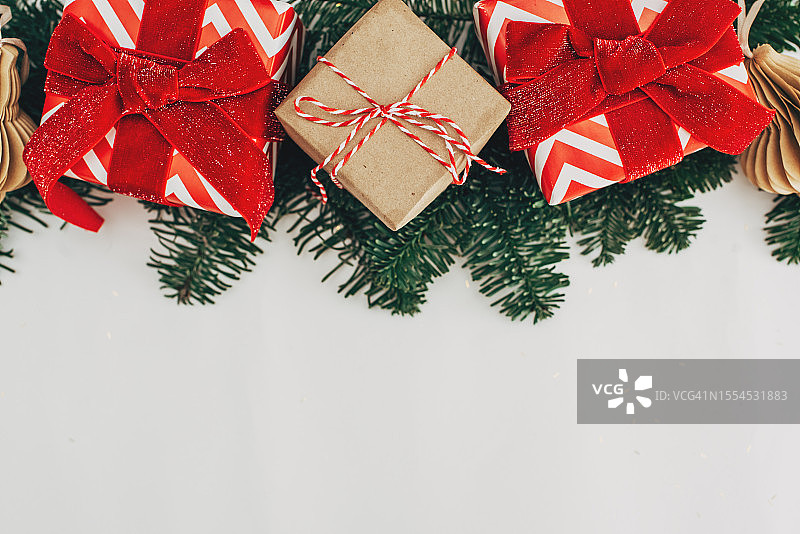 圣诞快乐新年贺卡，银色礼品盒白色大理石背景俯视图，冬季节日主题图片素材