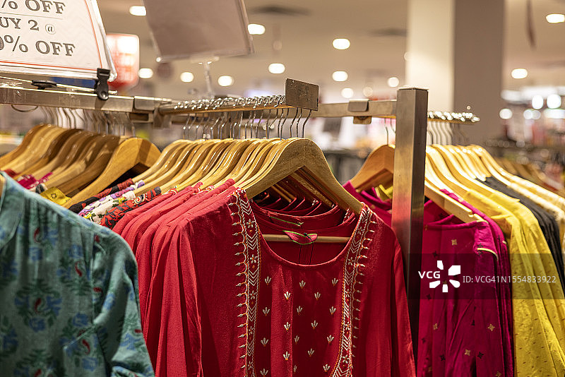 服装店里挂在衣架上的女装图片素材