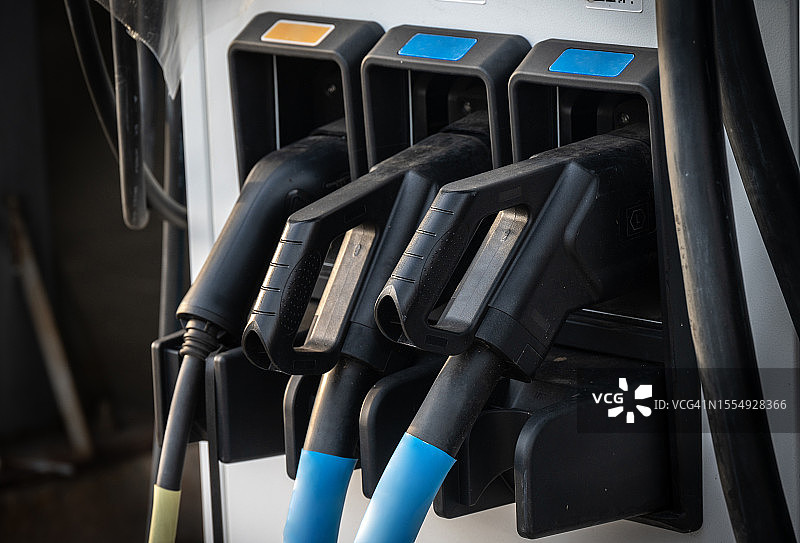 电动汽车充电站：在服务站可以找到公共电动汽车充电器图片素材