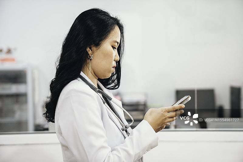 女医生正在使用手机图片素材