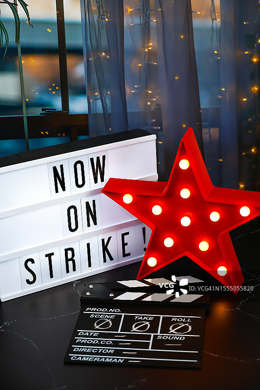 “正在罢工！”灯箱标志、电影/电视拍板和红星图片素材
