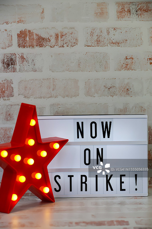 “正在罢工！”灯箱标志和红星图片素材