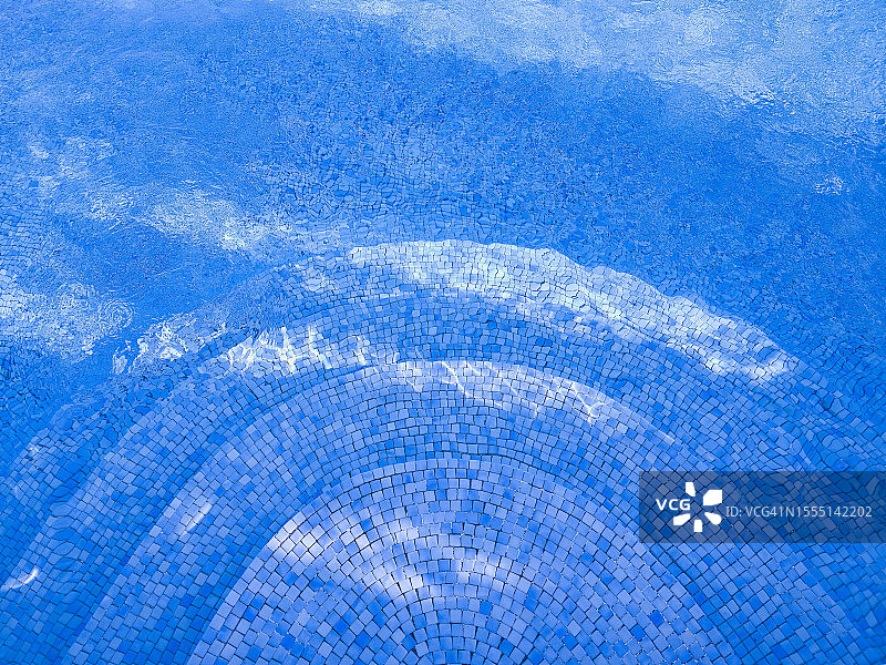 清澈的蓝色透明泳池图片素材